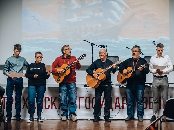 «Дороги, которые мы выбираем...»: в АГУ прошёл вечер бардовской песни