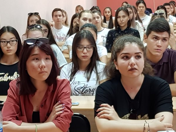 Департамент непрерывного образования проводит консультационные семинары для первокурсников АГУ