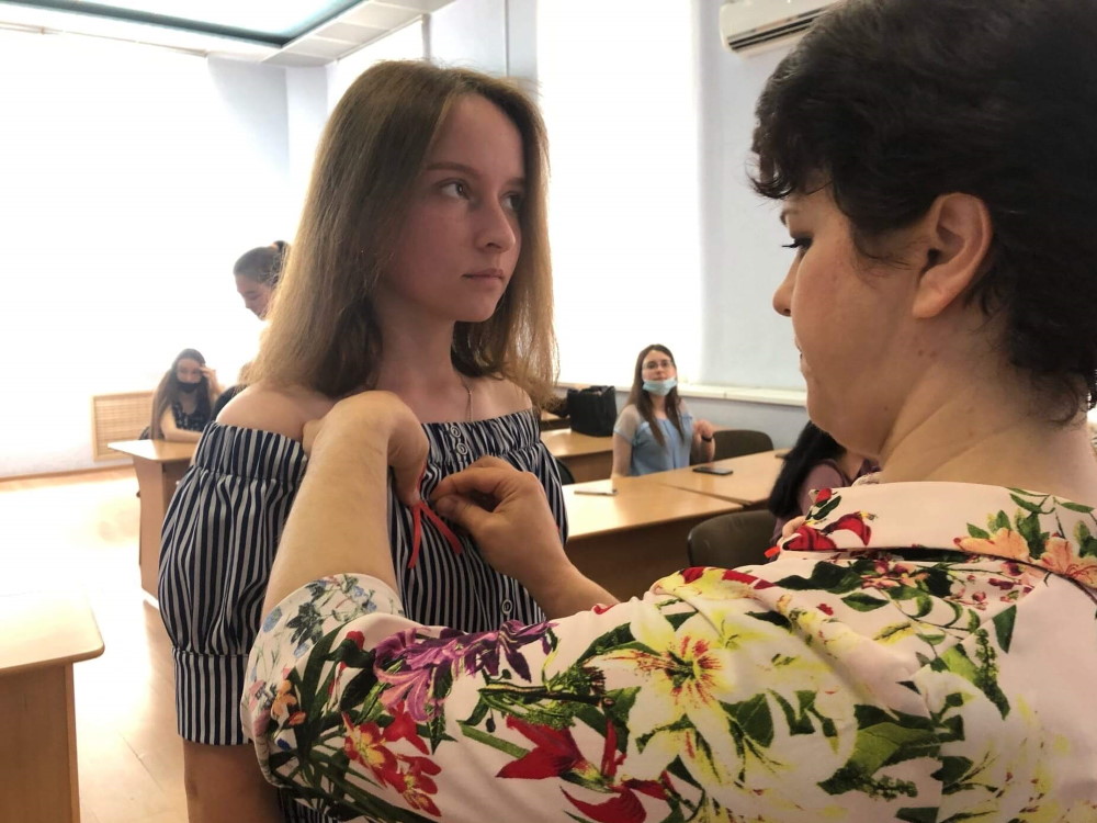Студенты АГУ надели красные ленты как символ борьбы со СПИДом