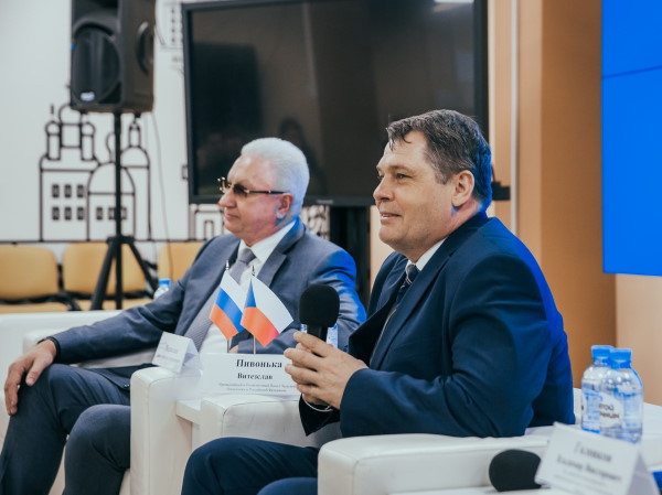 Студенты Астраханского госуниверситета побеседовали с чешским послом