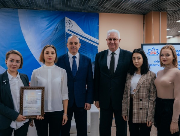 Студентов АГУ наградили за сотрудничество с ОЭЗ «Лотос»