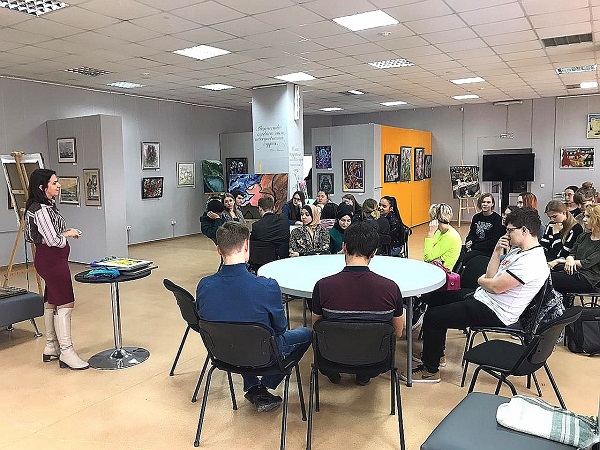 Студенты АГУ побеседовали с известным мастером живописи