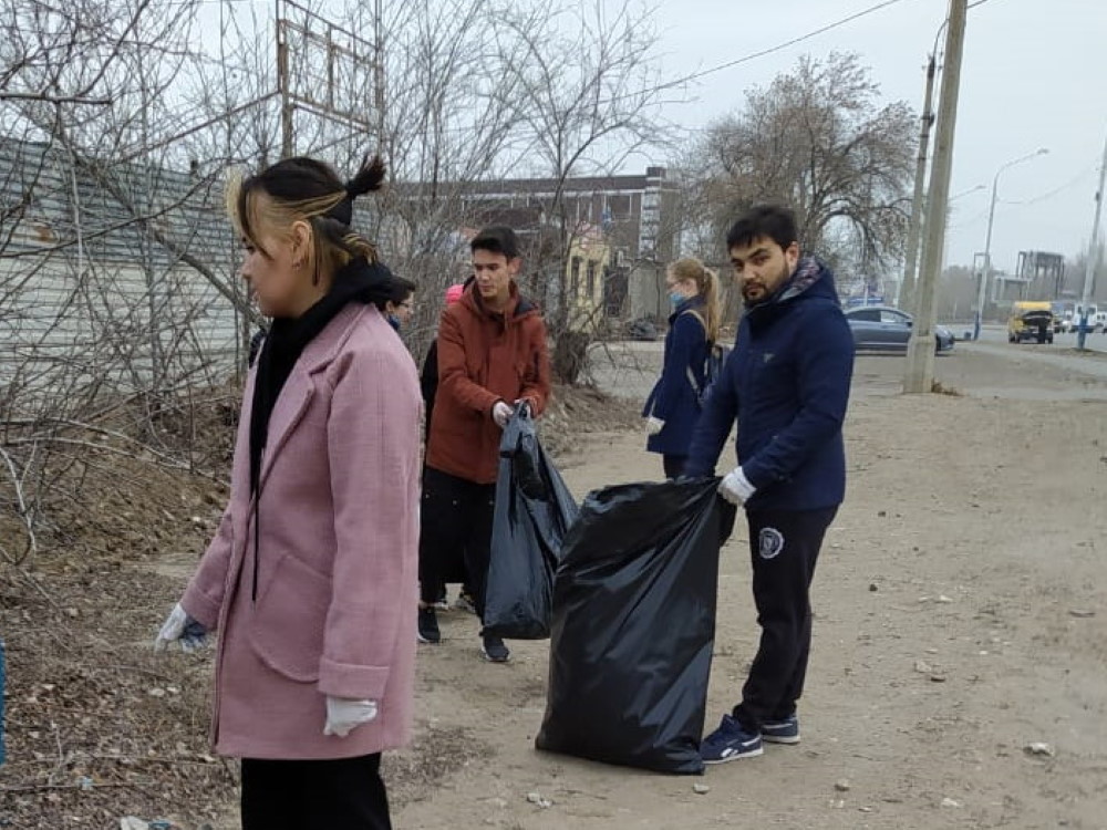 Студенты юрфака АГУ приняли участие в городском субботнике