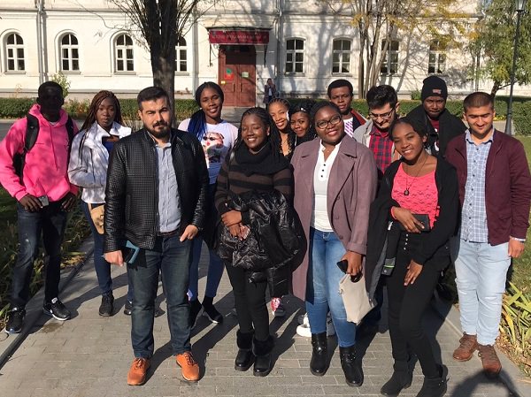 Иностранные студенты АГУ знакомятся с историей астраханских театров