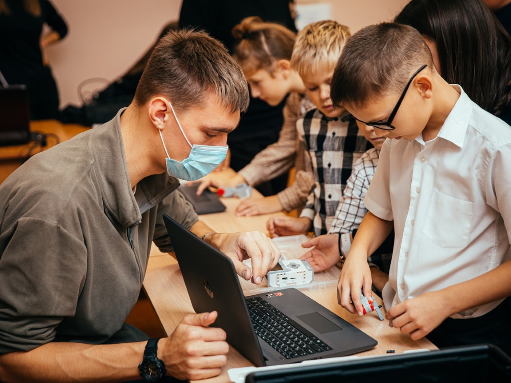 Наримановские школьники собирали роботов совместно с преподавателями АГУ