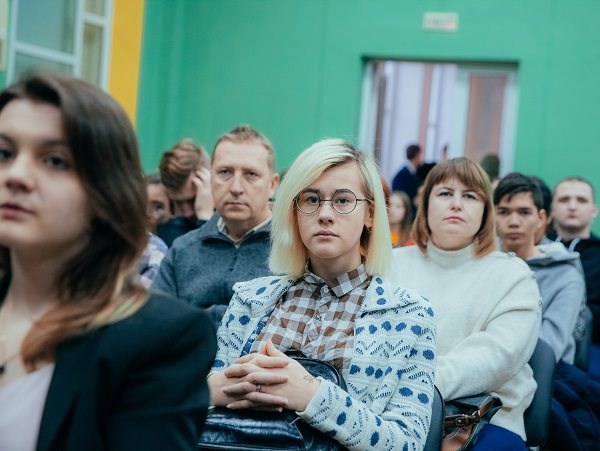 Сотни астраханских старшеклассников посетили день открытых дверей в АГУ