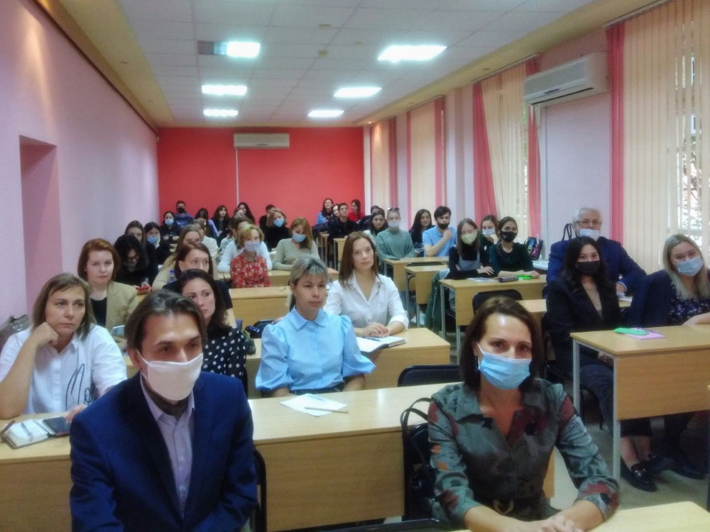 На инязе АГУ обсудили перспективы развития языка в межкультурном пространстве