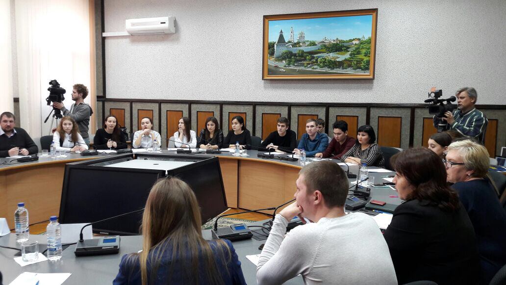 Студенты ЮФ приняли участие в дискуссии по проблемам экологии