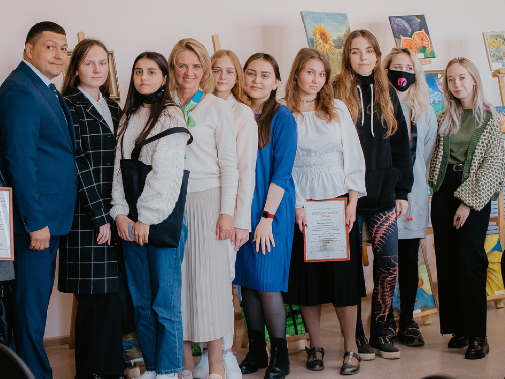 Студенты АГУ подарили пожилым астраханцам «Путешествие в искусство»
