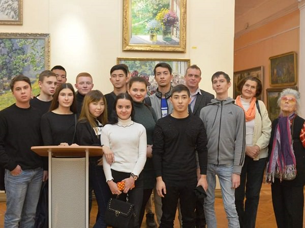 С главной коллекцией Догадина познакомились студенты колледжа АГУ