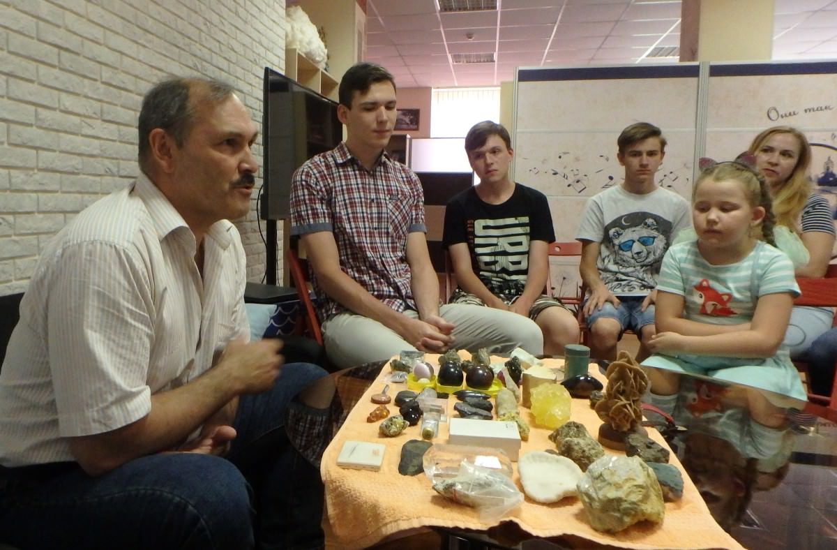Преподаватель АГУ раскрыл школьникам волшебство минералов