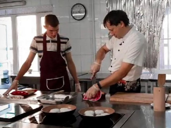 В Астраханском госуниверситете завершила обучение первая группа поваров