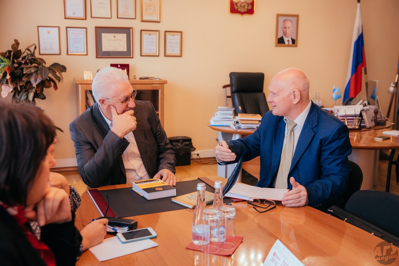 С АГУ сотрудничает историк и писатель международного уровня