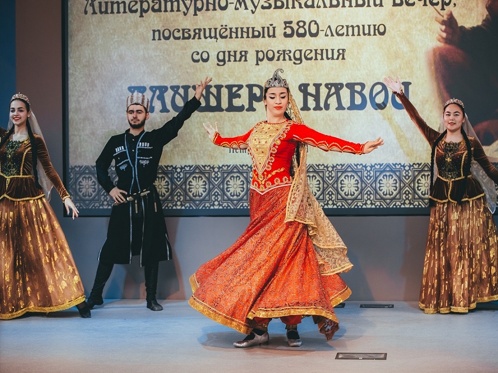В АГУ почтили память Алишера Навои
