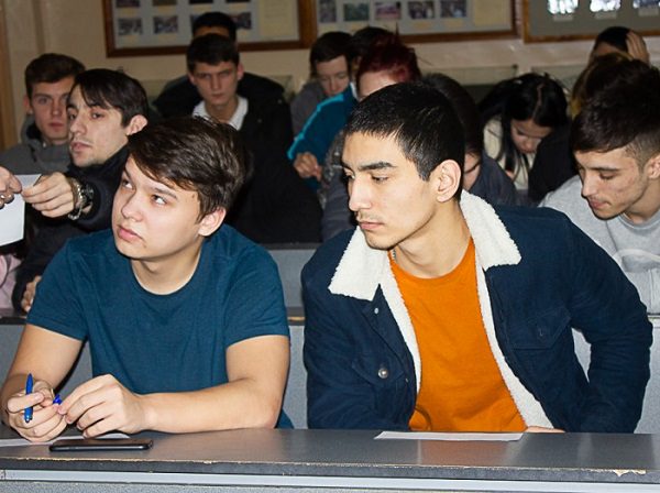Специалисты социального центра встретились со студентами колледжа АГУ