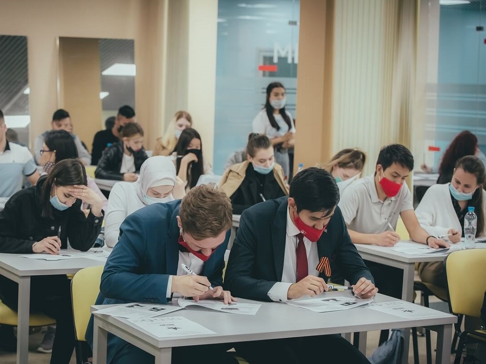 Студенты АГУ почтили память героев войны, написав Диктант Победы