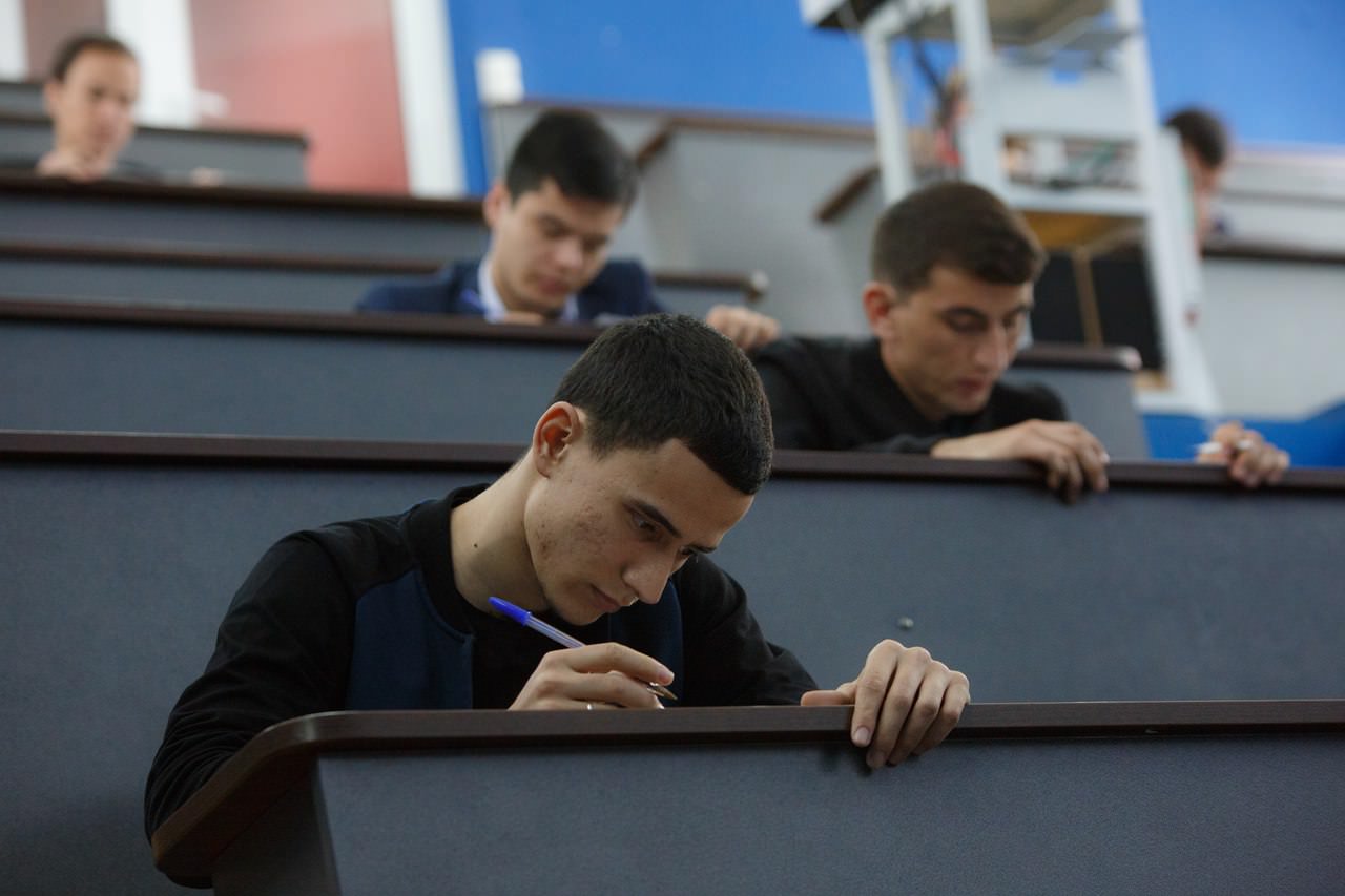 Иностранные студенты АГУ проверили знания русского языка