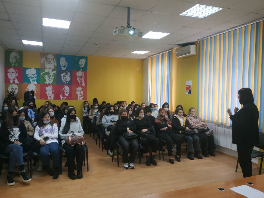 Специалисты кризисного центра встретились со студентами колледжа АГУ