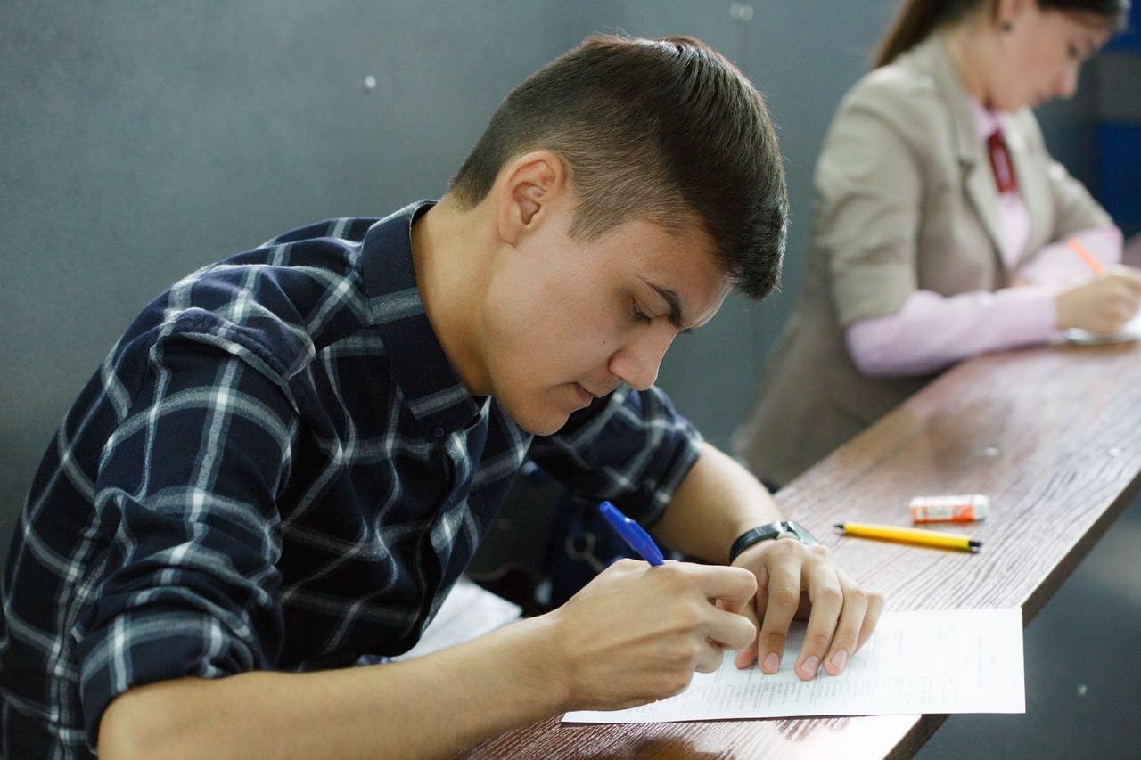 Иностранные студенты АГУ проверили знания русского языка