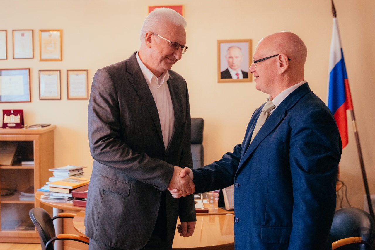 С АГУ сотрудничает историк и писатель международного уровня