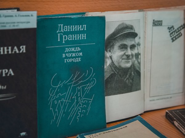В научной библиотеке АГУ работает выставка в честь юбилея известного писателя