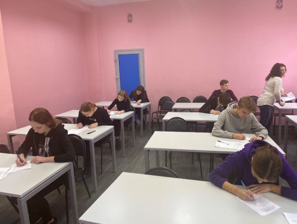 Более 500 астраханских школьников соревновались в АГУ в знании иностранного языка