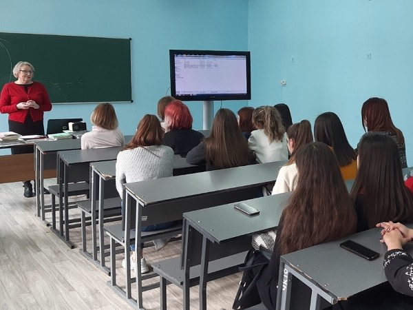 Студентки колледжа АГУ обсуждают острые социальные проблемы