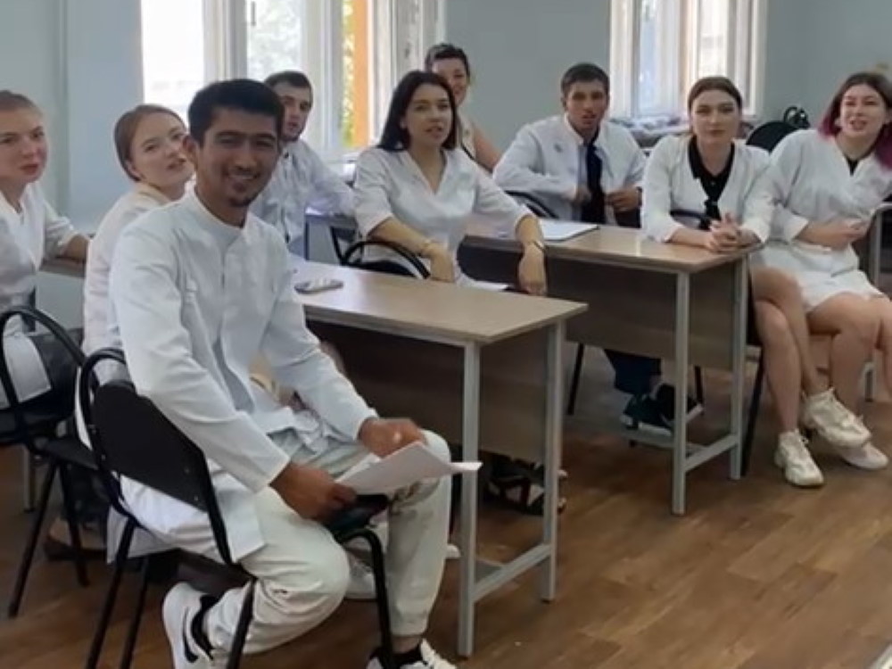 «Спасибо, альма-матер!»: выпускники колледжа АГУ обратились к своим преподавателям
