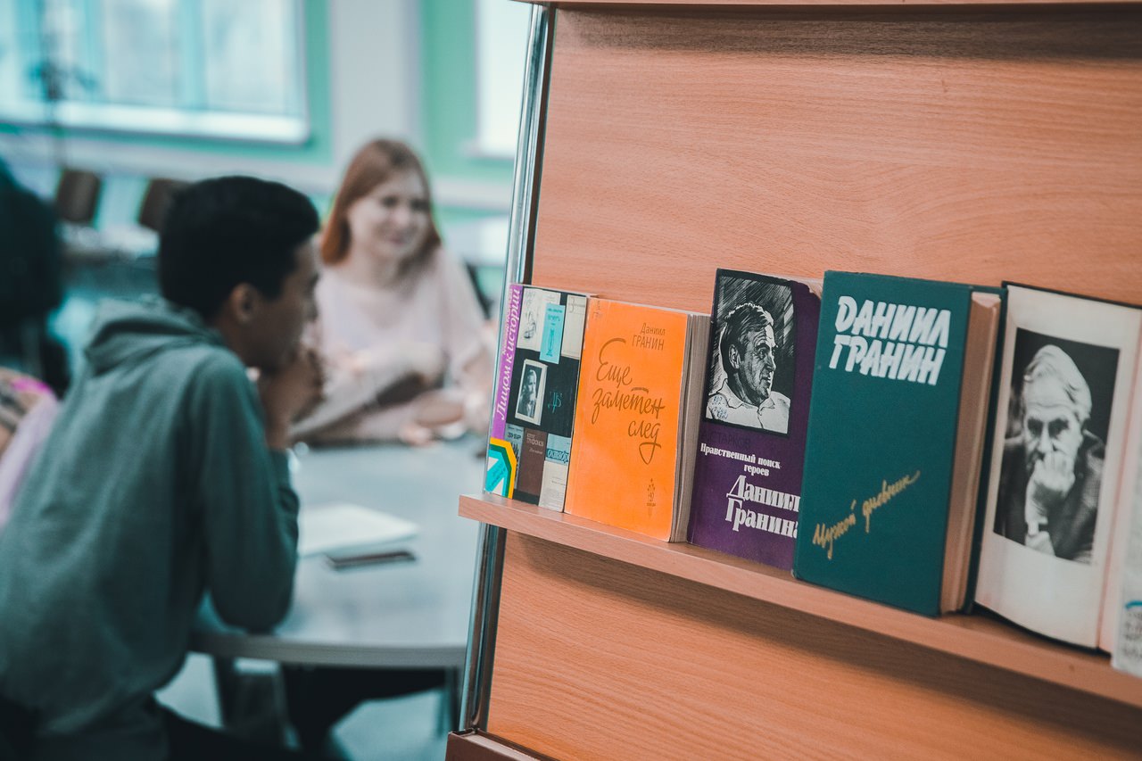 В научной библиотеке АГУ работает выставка в честь юбилея известного писателя