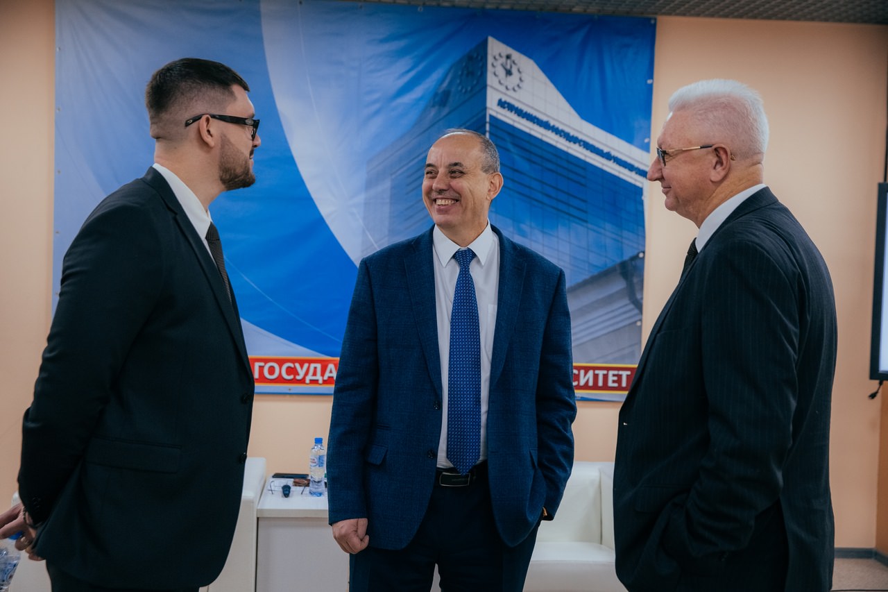Студентов АГУ наградили за сотрудничество с ОЭЗ «Лотос»