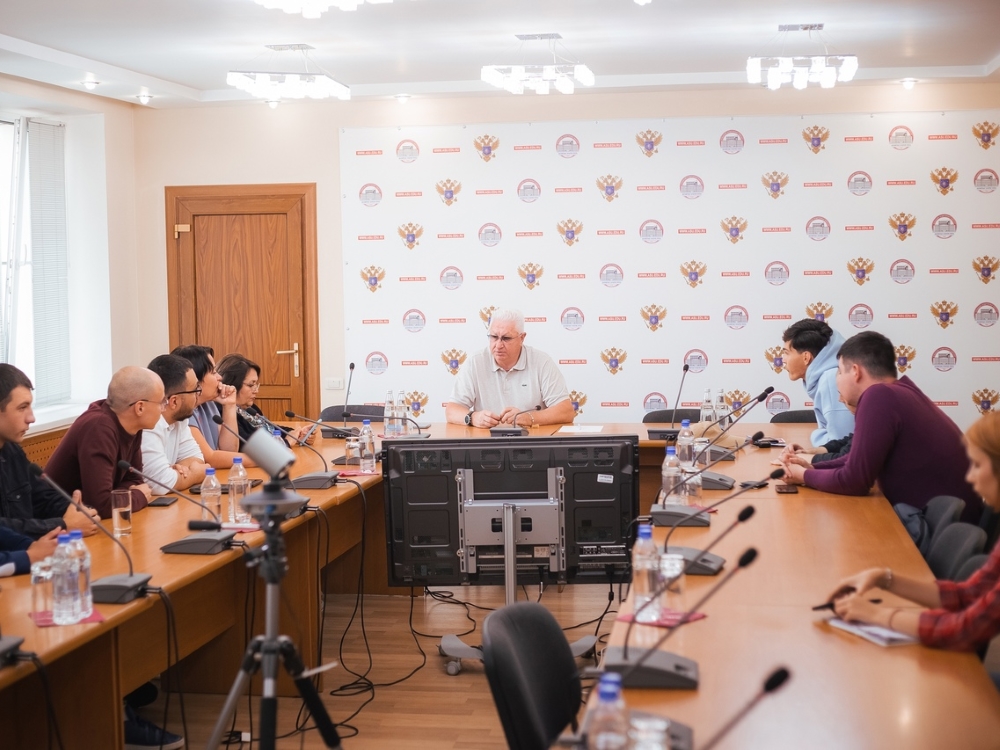 «Найти изюминку»: ректор АГУ встретился с вузовской командой КВН