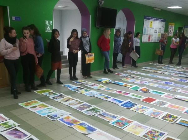 Студенты АГУ устроили импровизированный вернисаж