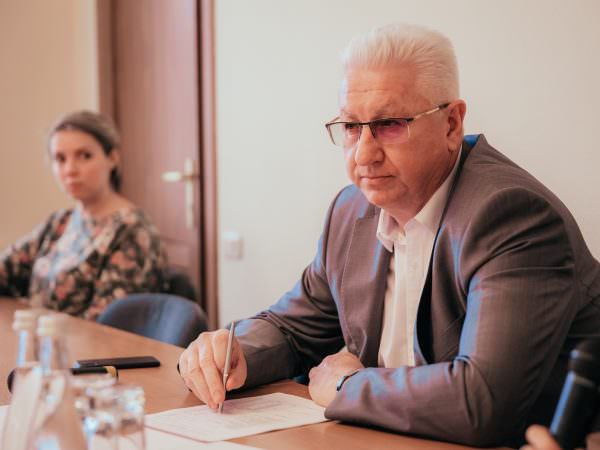 «Химические вечера», волонтёрство и КВН: студенты АГУ пообщались с Константином Маркеловым