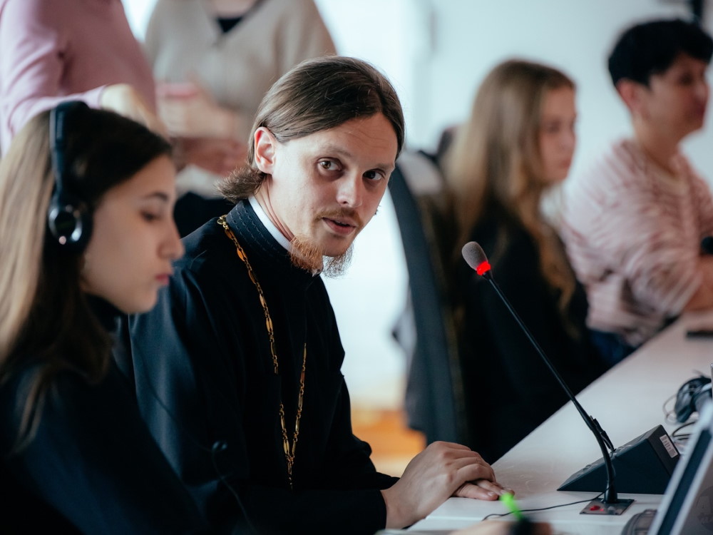 Перевод и инклюзия: mock-conference со священником Максимом Бурдиным