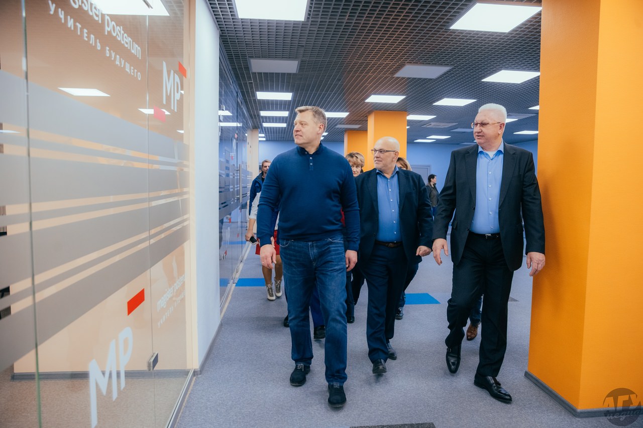 Губернатор Игорь Бабушкин ознакомился с образовательными возможностями АГУ