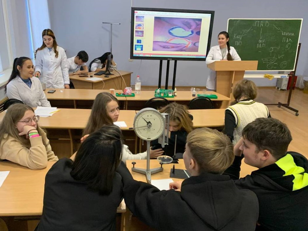 Благодаря студентам АГУ школьники больше узнали о химии