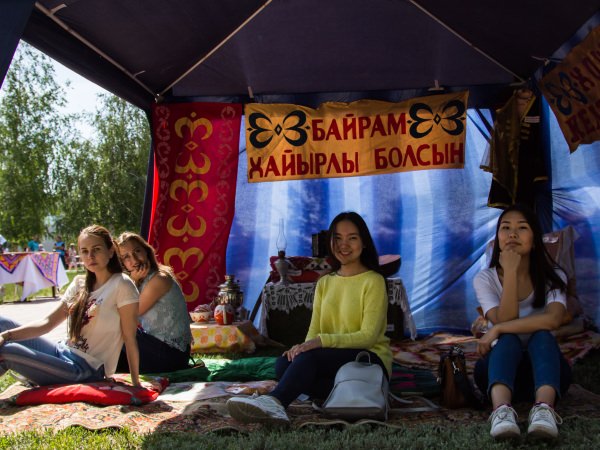 Слушатели школы межэтнической журналистики АГУ попрактиковались в освещении народного праздника