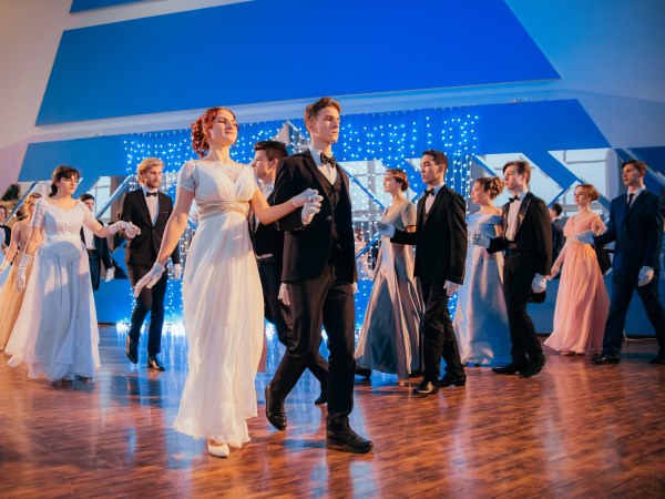 В АГУ станцевали вальс, польку и не только