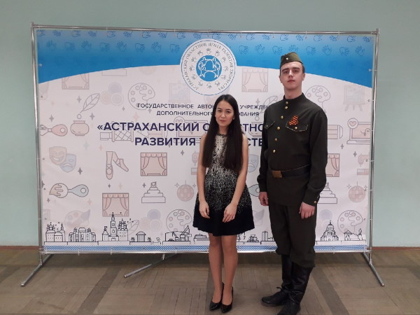Студенты колледжа АГУ исполняют патриотические песни