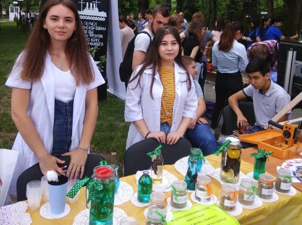 Студенты колледжа АГУ угостили врио губернатора фитококтейлями