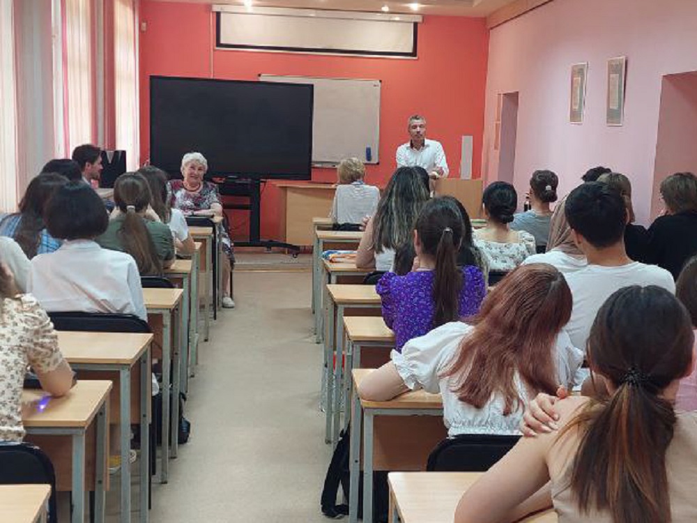 На факультете иностранных языков АГУ обсудили важность изучения родного языка