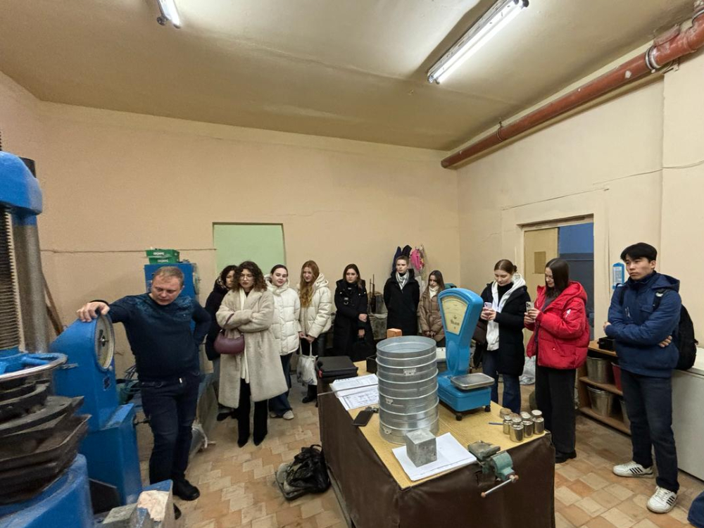Студенты-архитекторы АГУ приняли участие в испытании бетона
