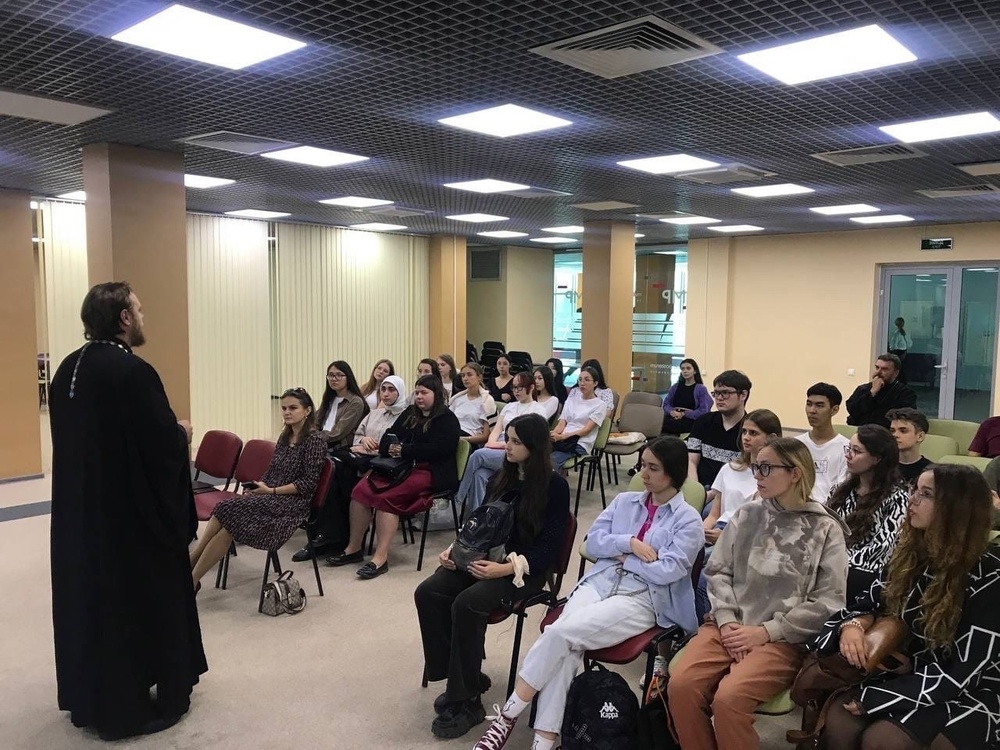 Студентам факультета социальных коммуникаций АГУ презентовали православную литературу