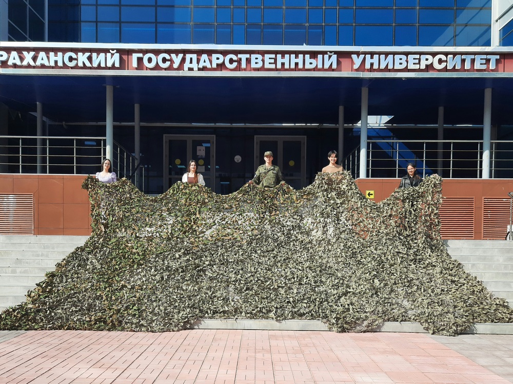 Казачья сотня АГУ изготовила новую маскировочную сеть для бойцов СВО