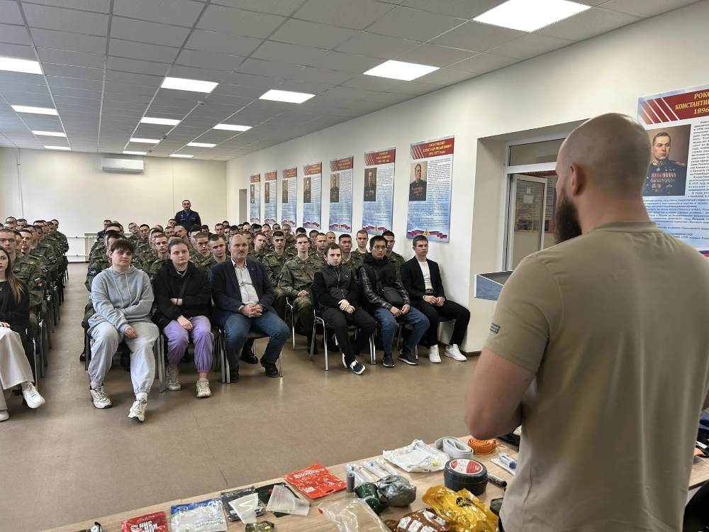 Курсанты ВУЦ и волонтёры ФНХТ АГУ прошли практикум по тактической медицине

