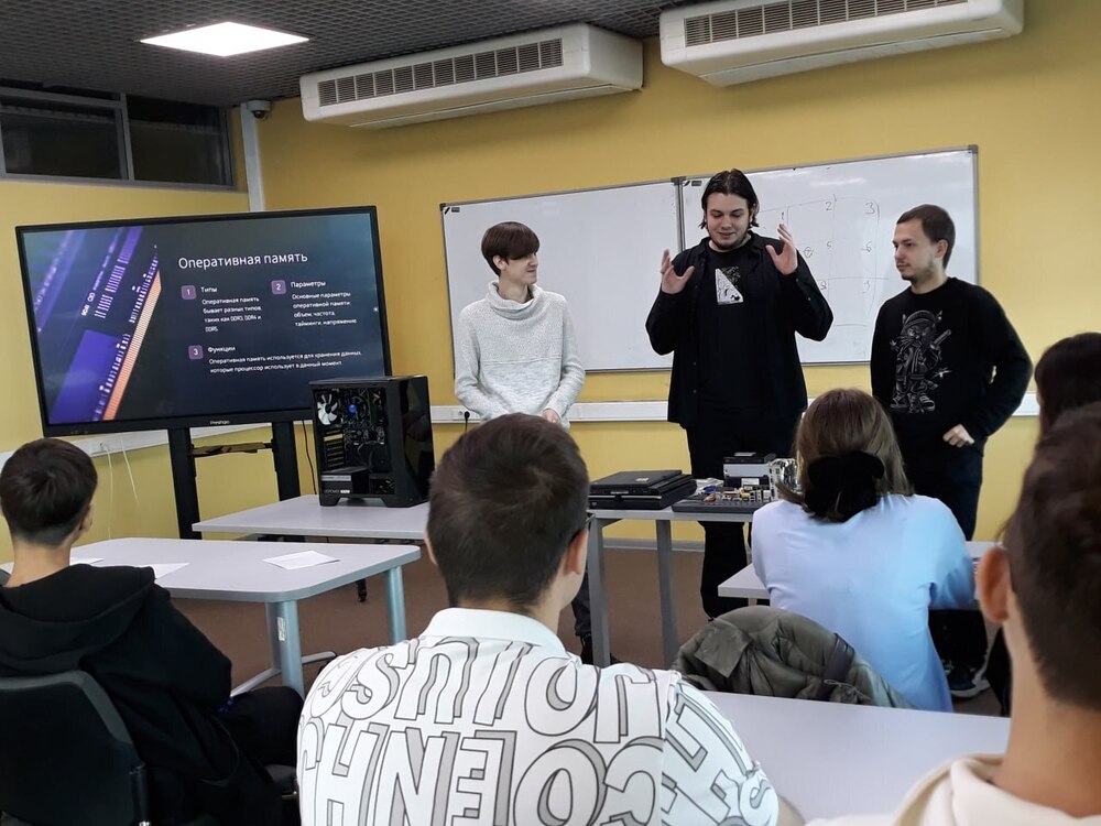 В АГУ познакомили школьников с профессиями в области IT