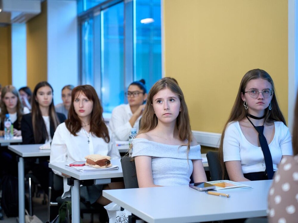 Преподаватели АГУ обучают школьников социально-экономическим наукам