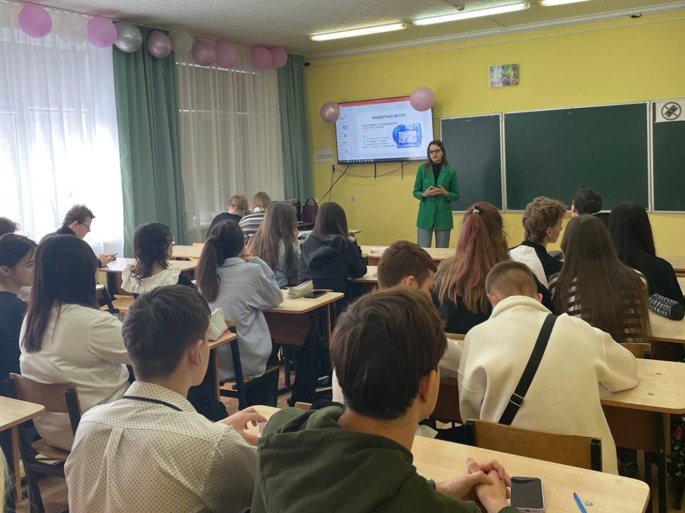 Молодые специалисты познакомили школьников с факультетом АГУ