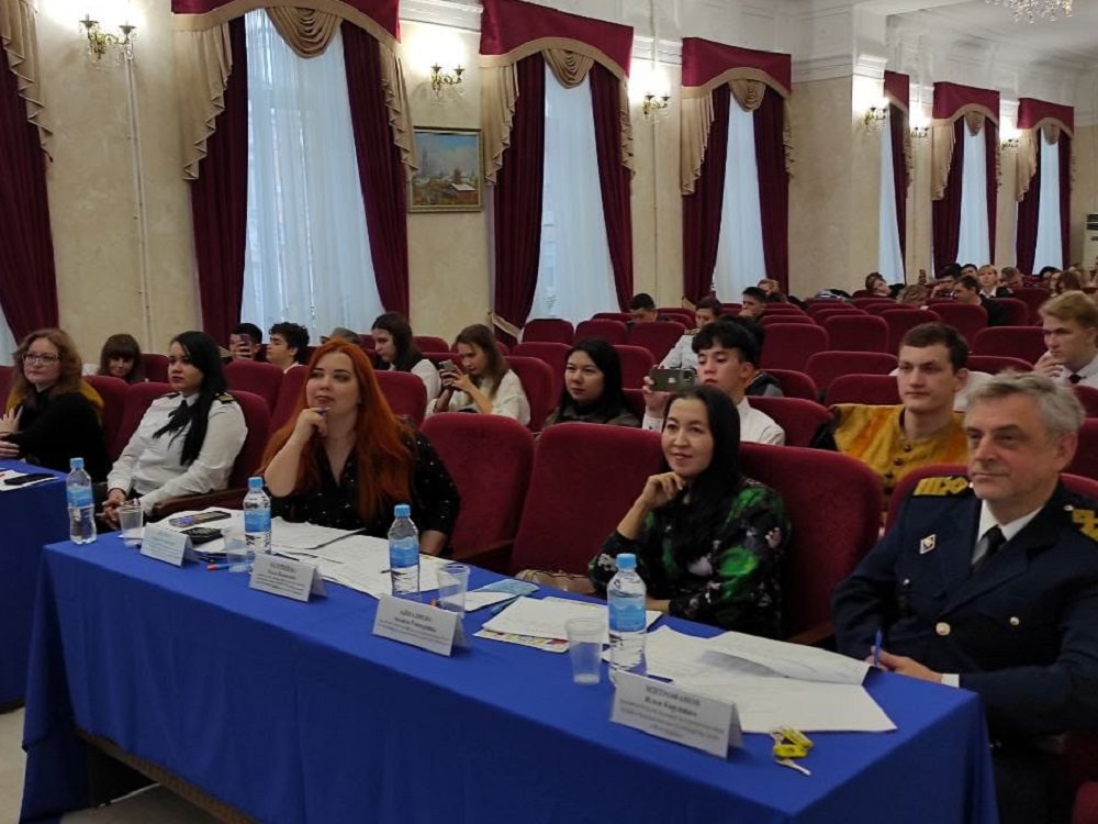 Сотрудники АГУ оценили уровень подготовки мини-спектаклей на английском языке