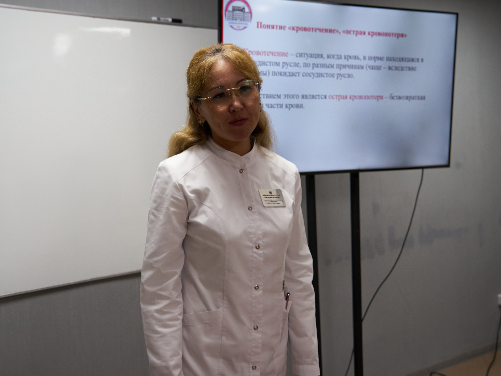 Врачи медцентра АГУ обучили студентов колледжа оказанию первой помощи


